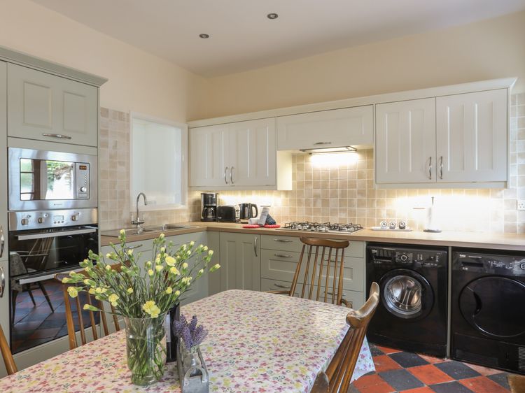 2 Cae Glas, listing photograph 9