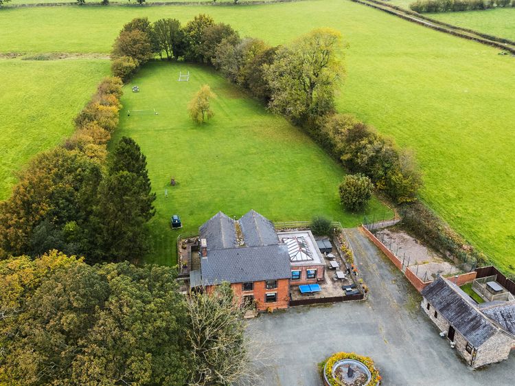 Ty Newydd, listing photograph 3