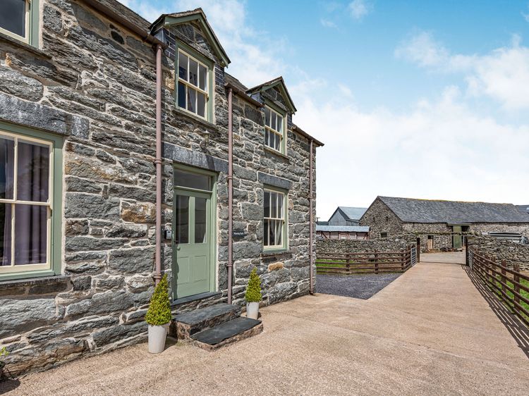 Waedog Bach, listing photograph 2