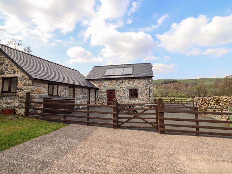Beudy Bach Barn, listing photograph 3