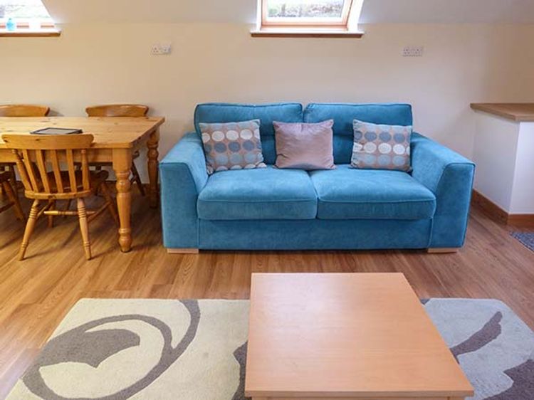Lakefield Apartment, listing photograph 2