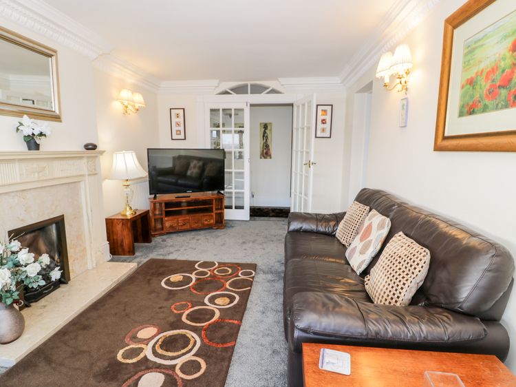 11 Glyn Garth Mews, listing photograph 4
