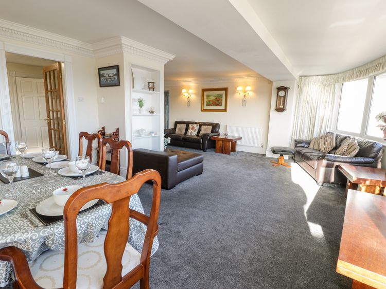11 Glyn Garth Mews, listing photograph 11