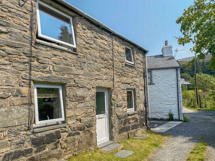 Ty Cynon, listing photograph 2