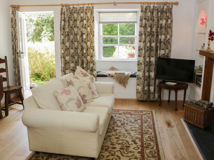 Coachmans Cottage, listing photograph 5