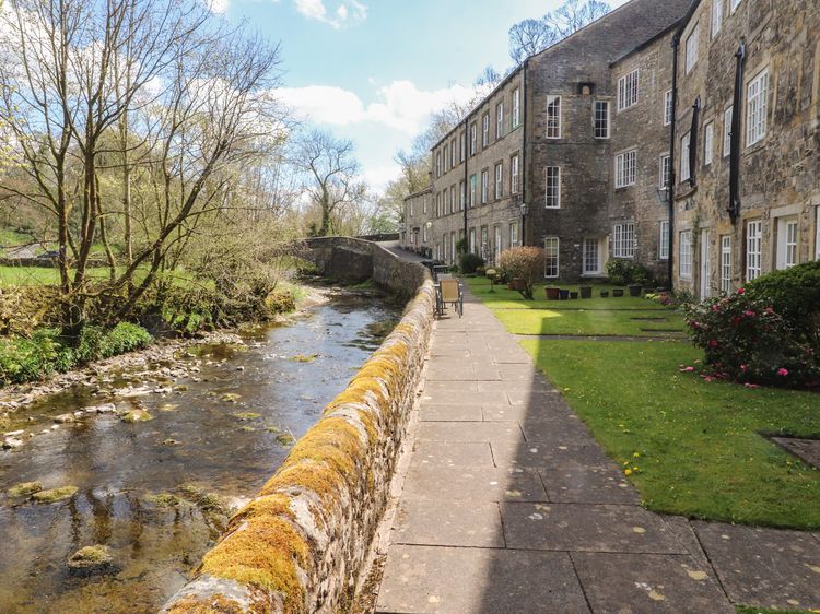 2 Riverside Walk, listing photograph 2