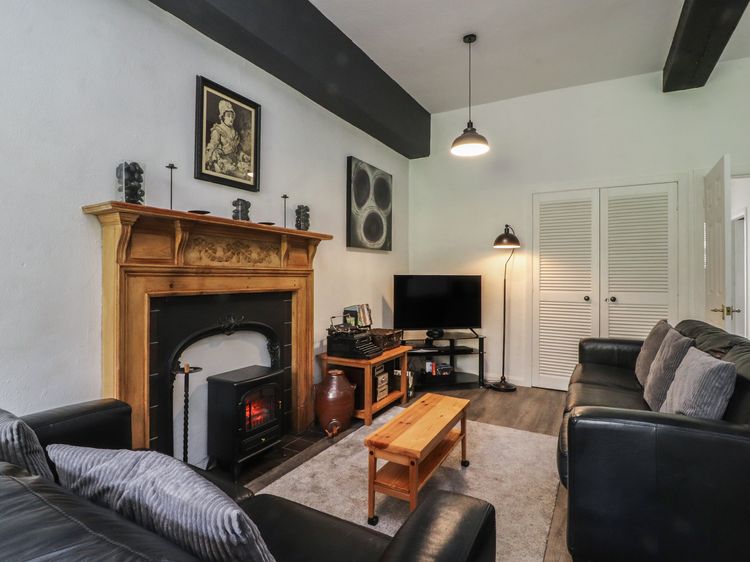 2 Riverside Walk, listing photograph 3