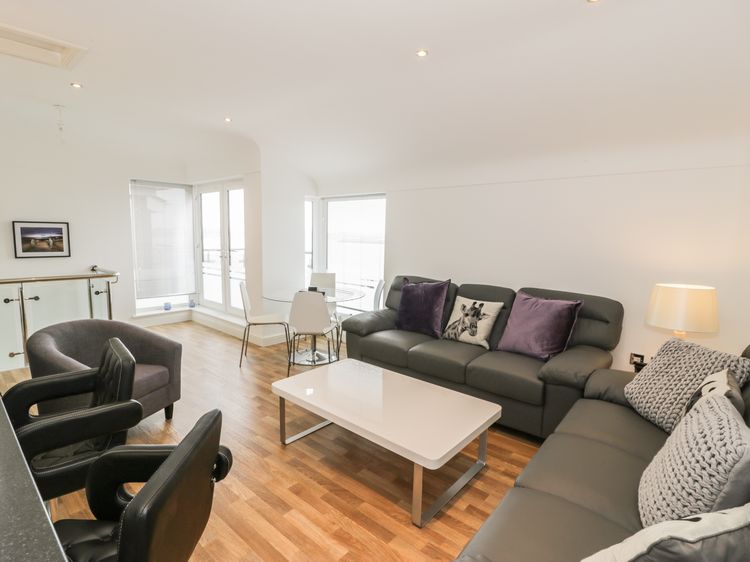 7 Marina View, listing photograph 7