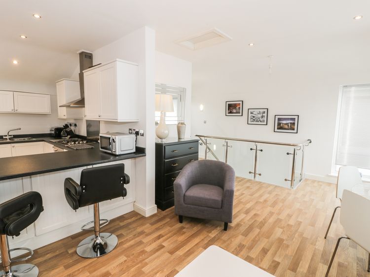 7 Marina View, listing photograph 8