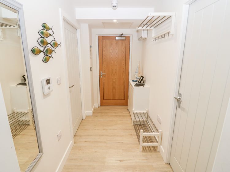 Captain's Quarters - Apartment 2, listing photograph 10