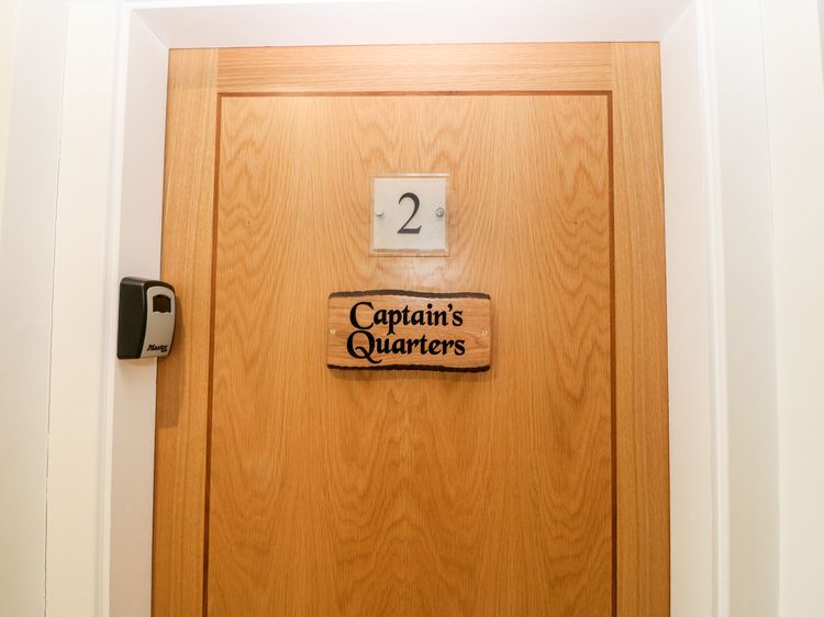Captain's Quarters - Apartment 2, listing photograph 11