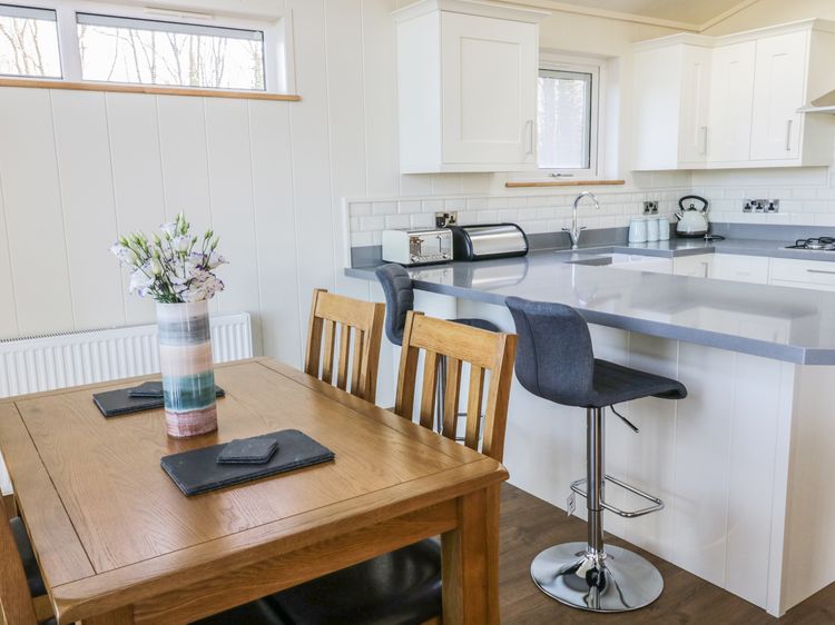 Woodpecker Lodge, listing photograph 8
