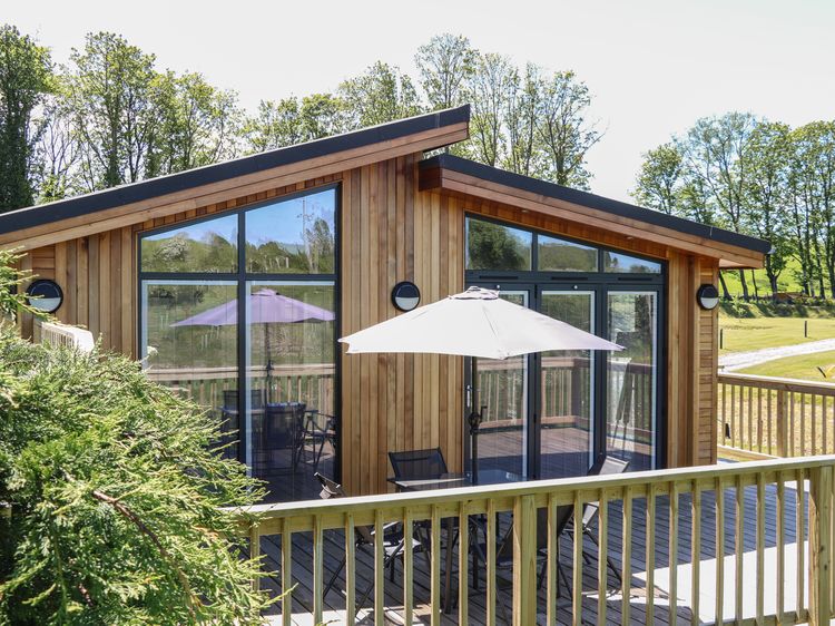 Woodpecker Lodge, listing photograph 2