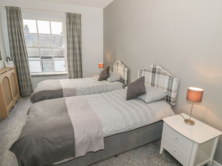 Castle Apartment, listing photograph 12
