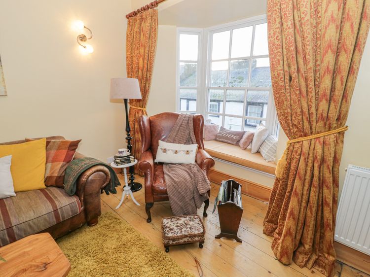 Castle Apartment, listing photograph 3