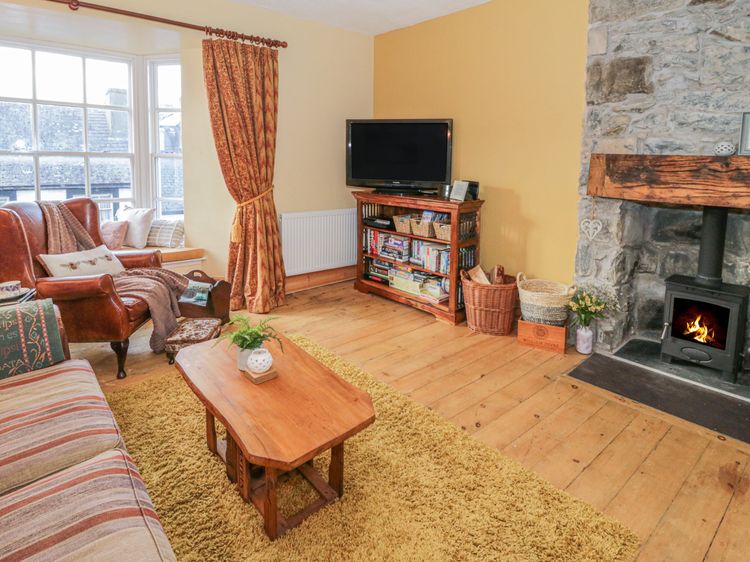 Castle Apartment, listing photograph 2