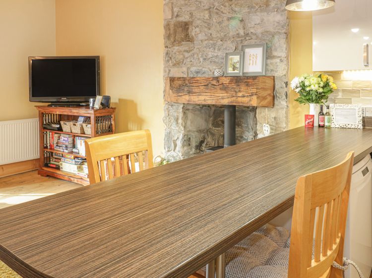 Castle Apartment, listing photograph 11