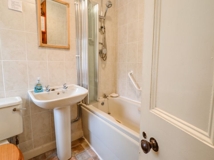 Pump Cottage, 8 Glyn Terrace, listing photograph 11
