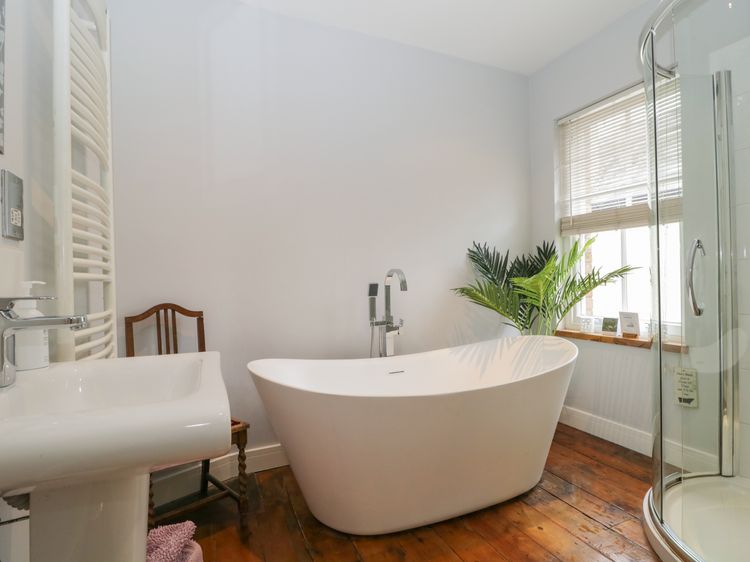 Banks Place, listing photograph 12