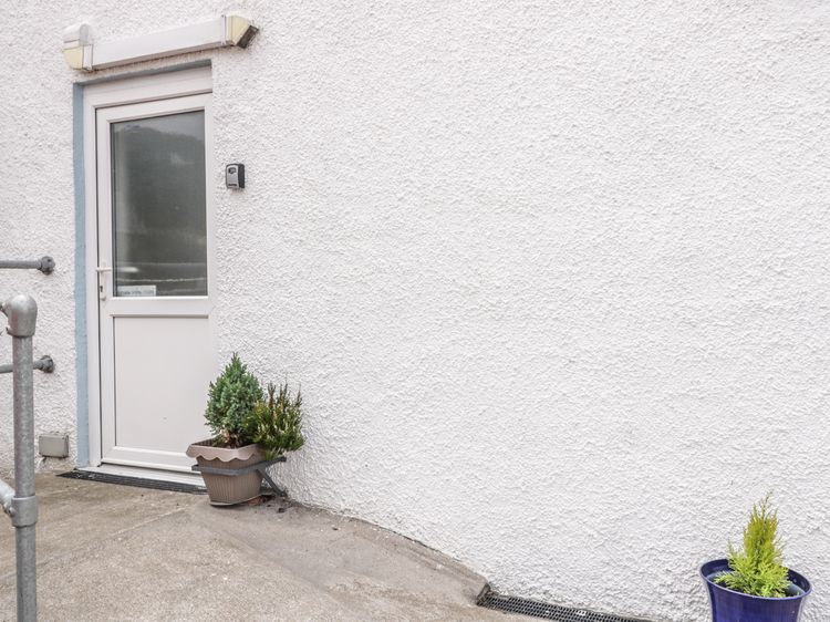 2 Park Nook Close, listing photograph 2