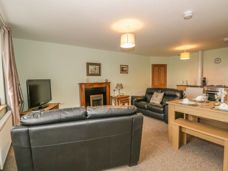 2 Park Nook Close, listing photograph 5
