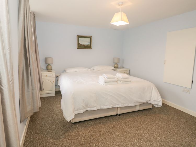 2 Park Nook Close, listing photograph 8