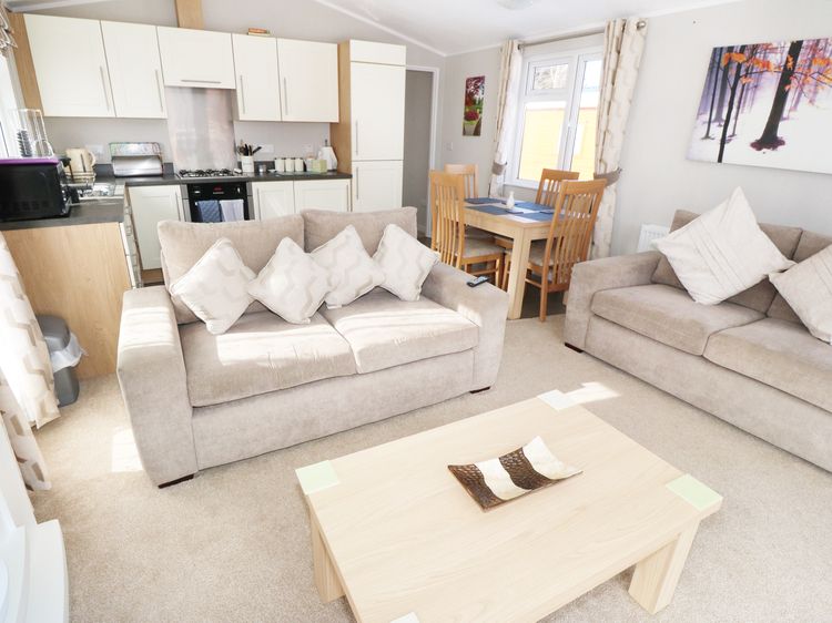 32 Cruachan Lodge, listing photograph 3