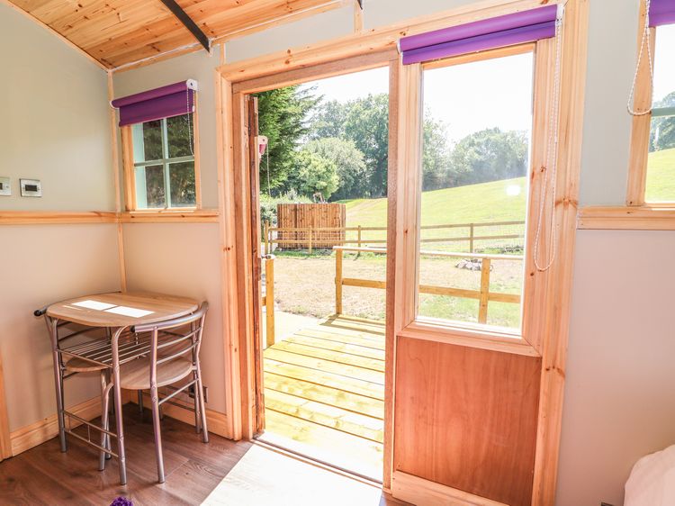 Railway Carriage, listing photograph 3