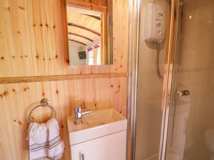 Railway Carriage, listing photograph 10