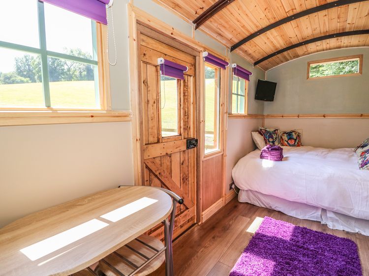 Railway Carriage, listing photograph 8