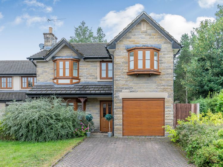 2 Carr Farm Close, listing photograph 2