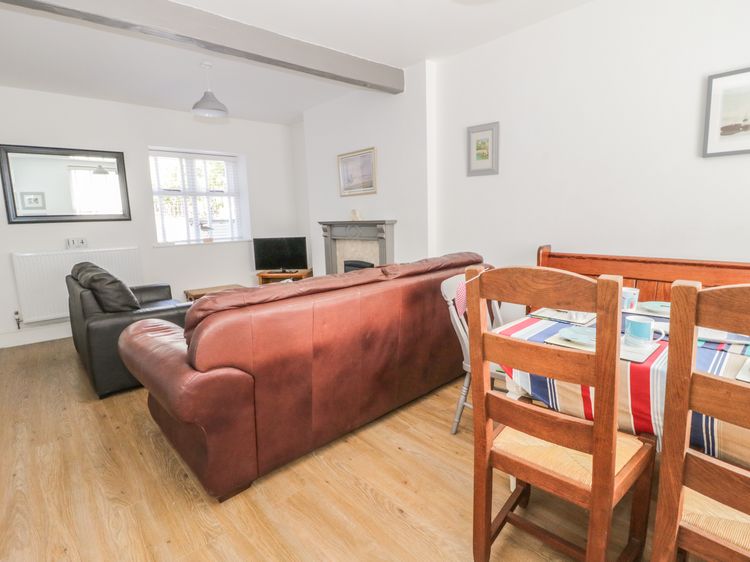 22 Uppergate Street, listing photograph 4