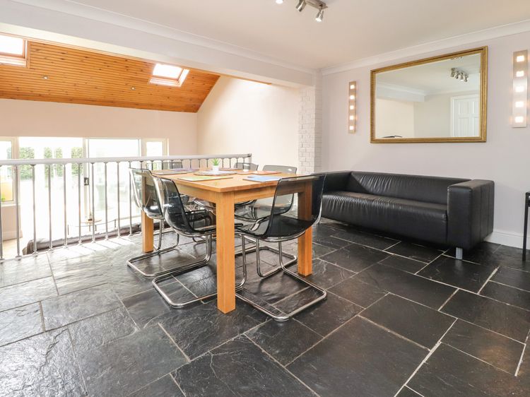 Palm Court, listing photograph 10