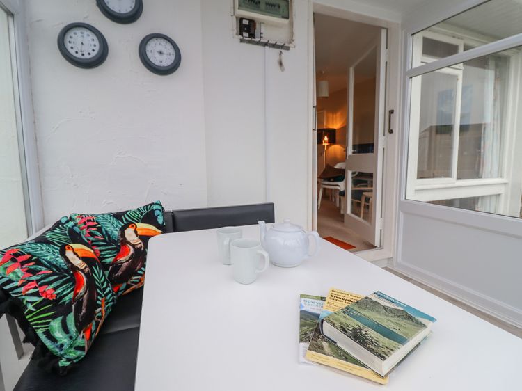 48 Glan Y Mor, listing photograph 9