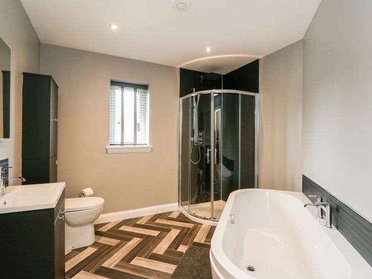 Emsa House, listing photograph 12