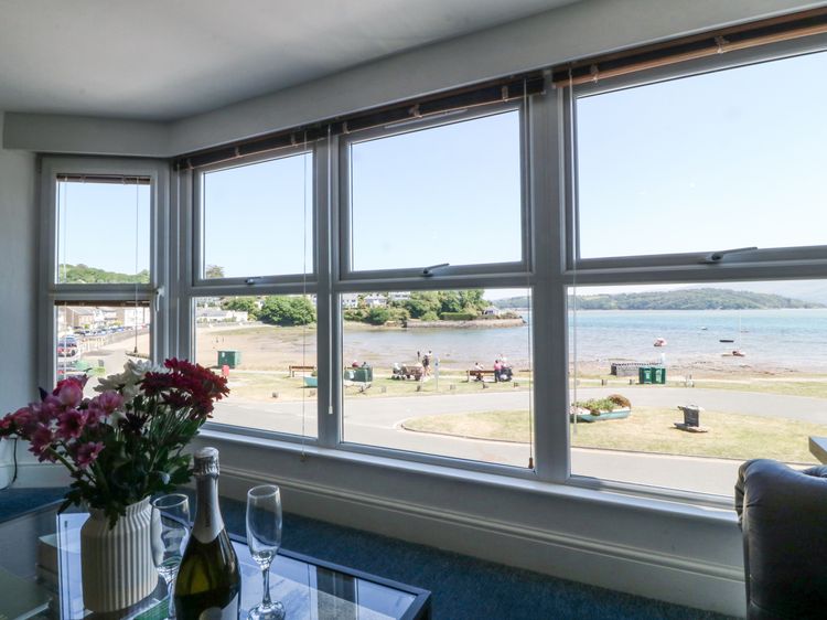 Sea View apartment, listing photograph 2