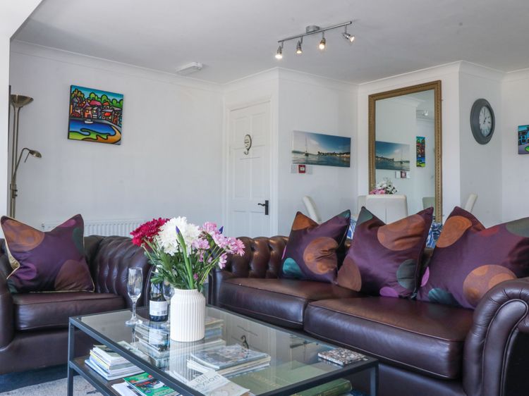 Sea View apartment, listing photograph 3
