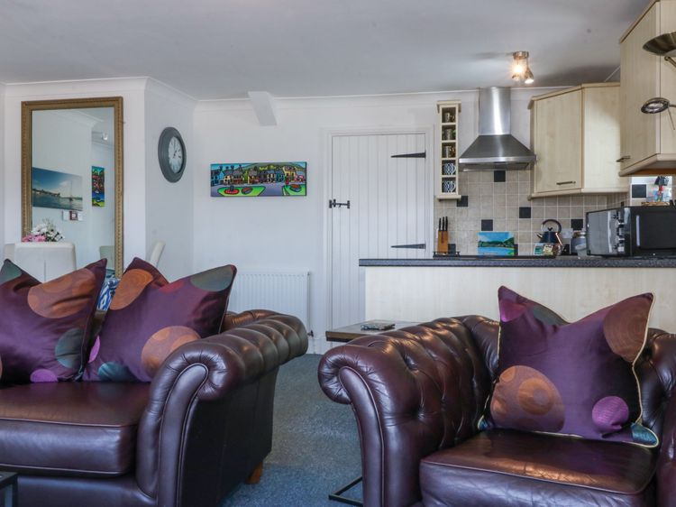 Sea View apartment, listing photograph 4
