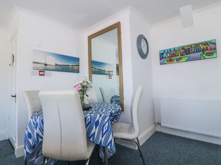 Sea View apartment, listing photograph 5