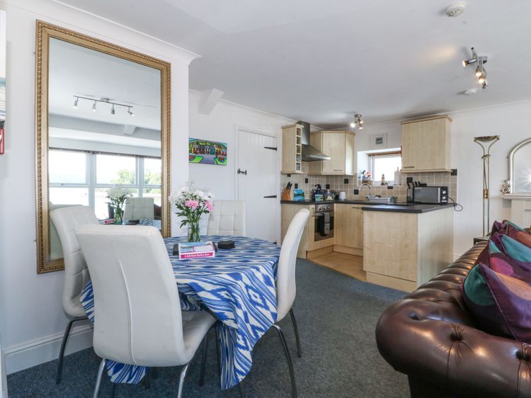 Sea View apartment, listing photograph 6