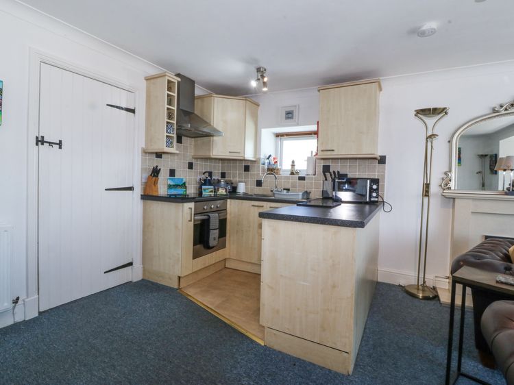Sea View apartment, listing photograph 7