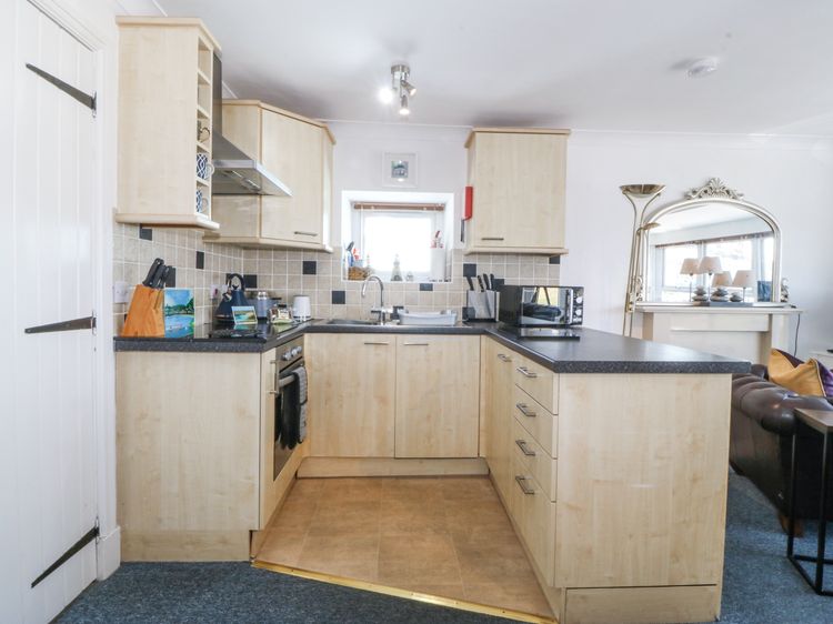 Sea View apartment, listing photograph 8