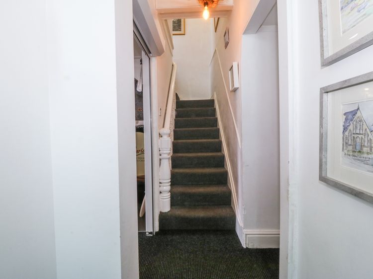 Sea View apartment, listing photograph 9