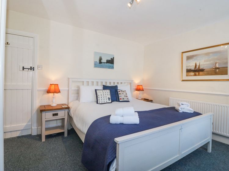 Sea View apartment, listing photograph 10