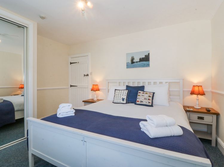 Sea View apartment, listing photograph 11