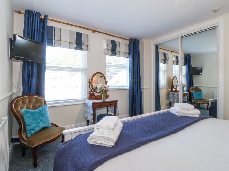 Sea View apartment, listing photograph 12
